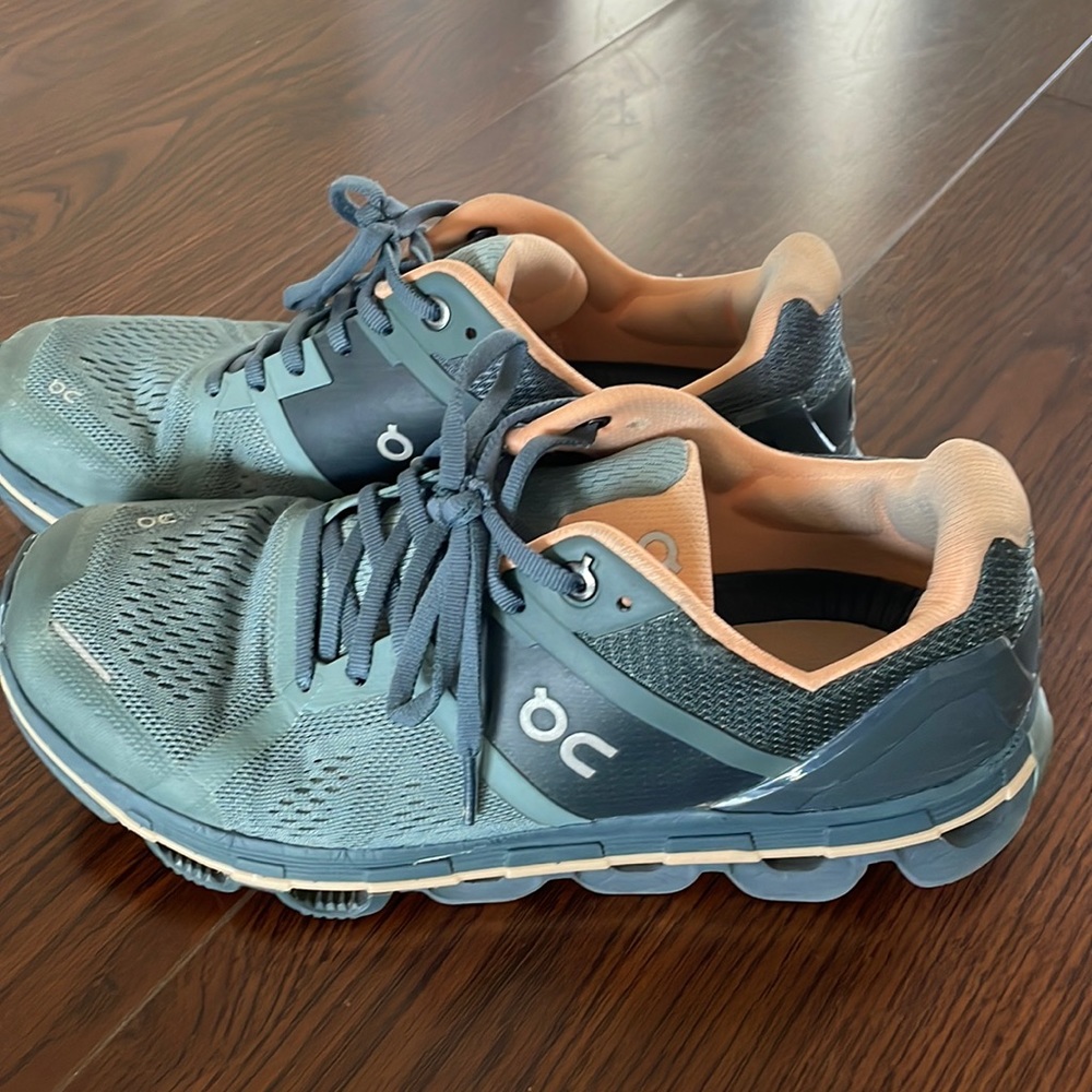 On Cloud women’s shoe
